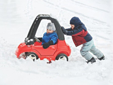 Auto Special Kids Pushing Car In Snow Fp